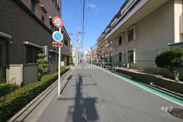 敷地東側の前面道路(南側から)