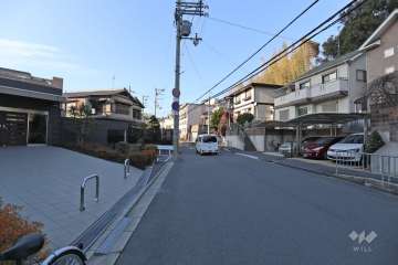 敷地北東側の前面道路