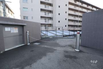 駐車場出入り口（ロボットゲート付き）