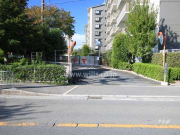 敷地内駐車場進入路