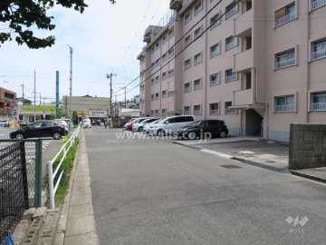 前面道路とマンション建物一部-(4)