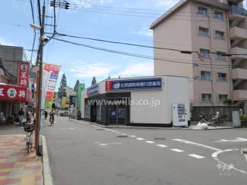 前面道路とマンション建物一部-(3)