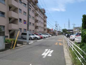 前面道路とマンション建物一部