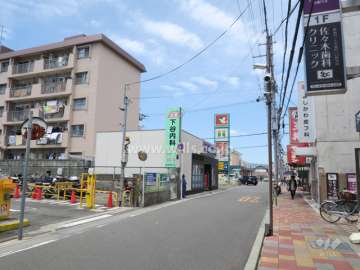 前面道路とマンション建物一部
