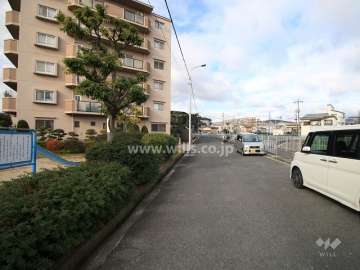敷地北側の前面道路（東側から）