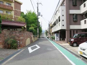 敷地西側の前面道路-（南側から）
