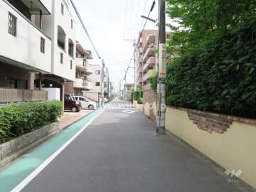 敷地西側の前面道路（北側から）