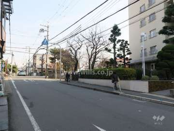前面道路とマンション建物一部