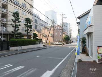 前面道路とマンション建物一部