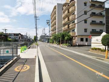 敷地東側の前面道路（北側から）