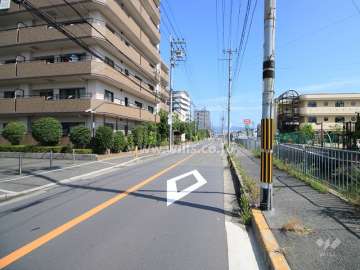 敷地東側の前面道路（南側から）