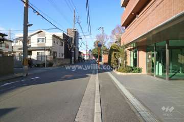 敷地西側の前面道路