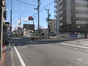北側前面道路とマンション建物一部