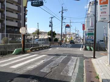 北側前面道路とマンション建物一部