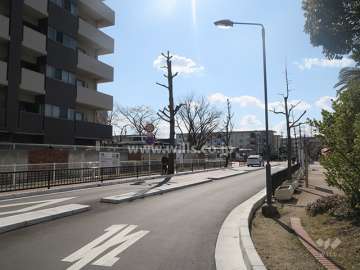 西側前面道路とマンション建物一部