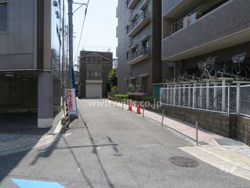 敷地東側の前面道路（北側から）