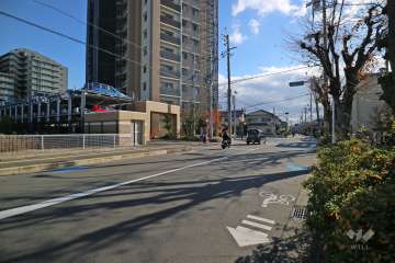 敷地西側の前面道路
