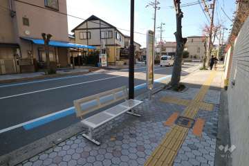 南側徒歩１分の場所にバス停「富田丘町」停があります。