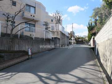 北東側前面道路とマンション建物一部