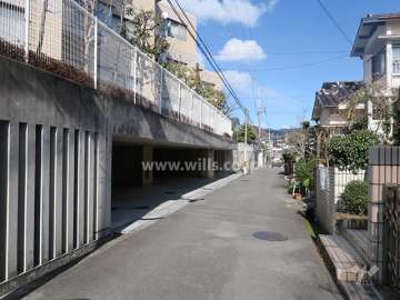 南東側前面道路とマンション建物一部