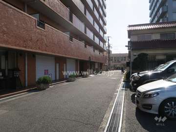 西側前面道路とマンション建物一部