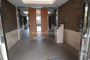 エントランスはオートロック付きです。