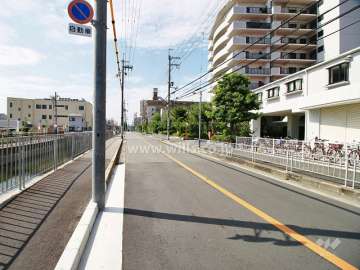 敷地東側の前面道路（北側から）