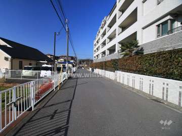 敷地南側の前面道路（東側から）