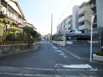 敷地北側の前面道路（西側から）