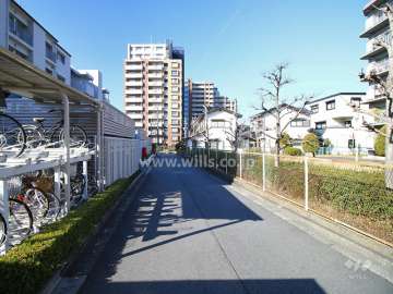敷地北側の前面道路（東側から）