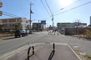 東側前面道路(北側から)
