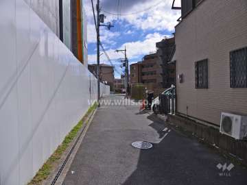 敷地の北東側前面道路