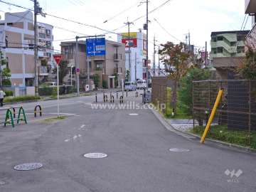 敷地の北東側前面道路