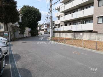 南側前面道路とマンション建物一部