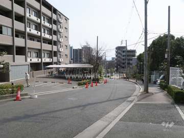 西側前面道路とマンション建物一部