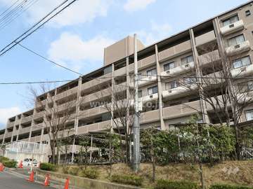 ライフフィールドハイム高槻弐番館の外観（西側から）