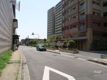 前面道路とマンション建物一部