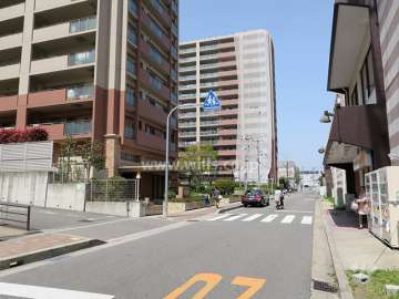 前面道路とマンション建物一部