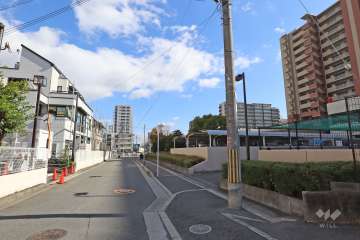 敷地北側の前面道路（西側から）