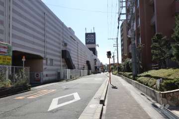 敷地東側の前面道路（北側から）