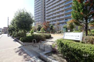 敷地に隣接する『富田丘第2公園』