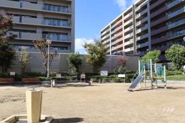 敷地に隣接する『富田丘第2公園』