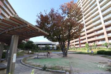 敷地に隣接する『富田丘第2公園』