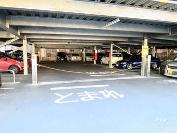 駐車場の出入り口にロボットゲート付きです。