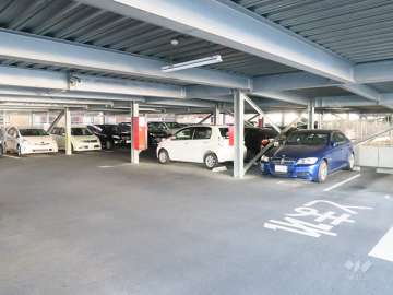 敷地内駐車場は平面自走式です。