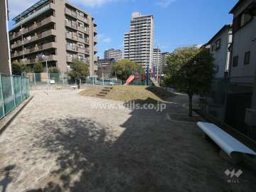 敷地に隣接する児童公園
