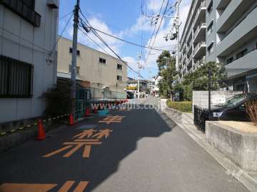 敷地西側の前面道路（南側から）