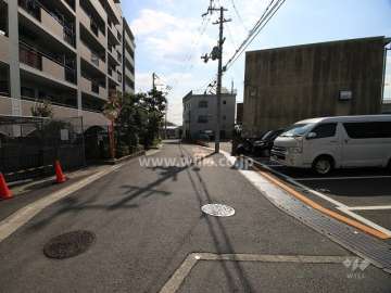 敷地西側の前面道路（北側から）