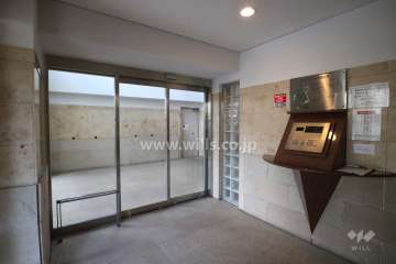 エントランスはオートロック付きです。