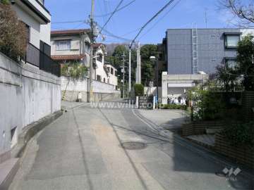 周辺は一戸建てが中心に並ぶ住宅地